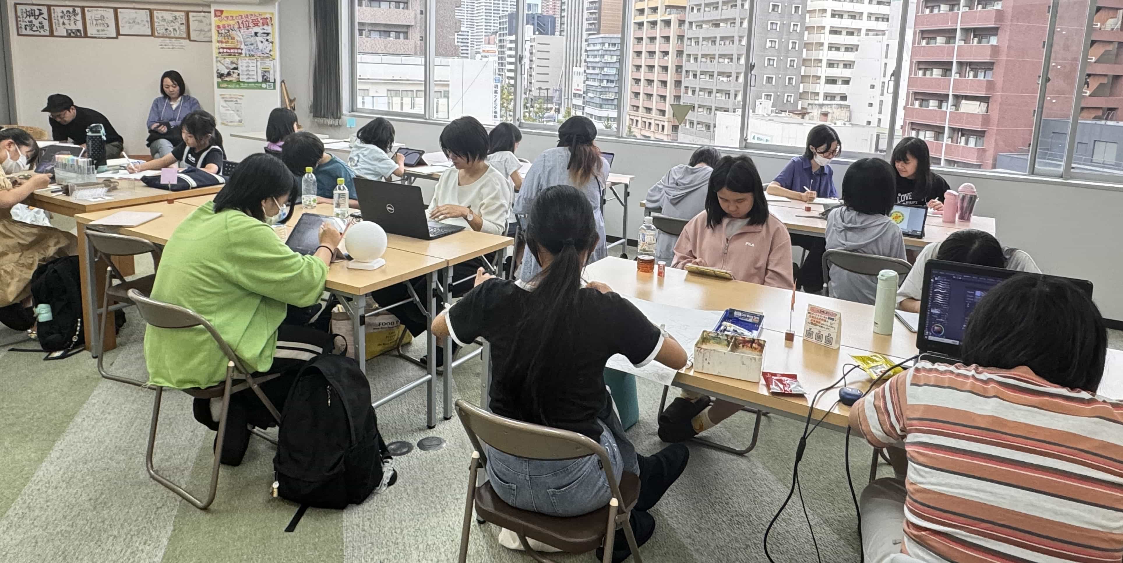 大きな窓のある教室で制作に取り組む生徒たち