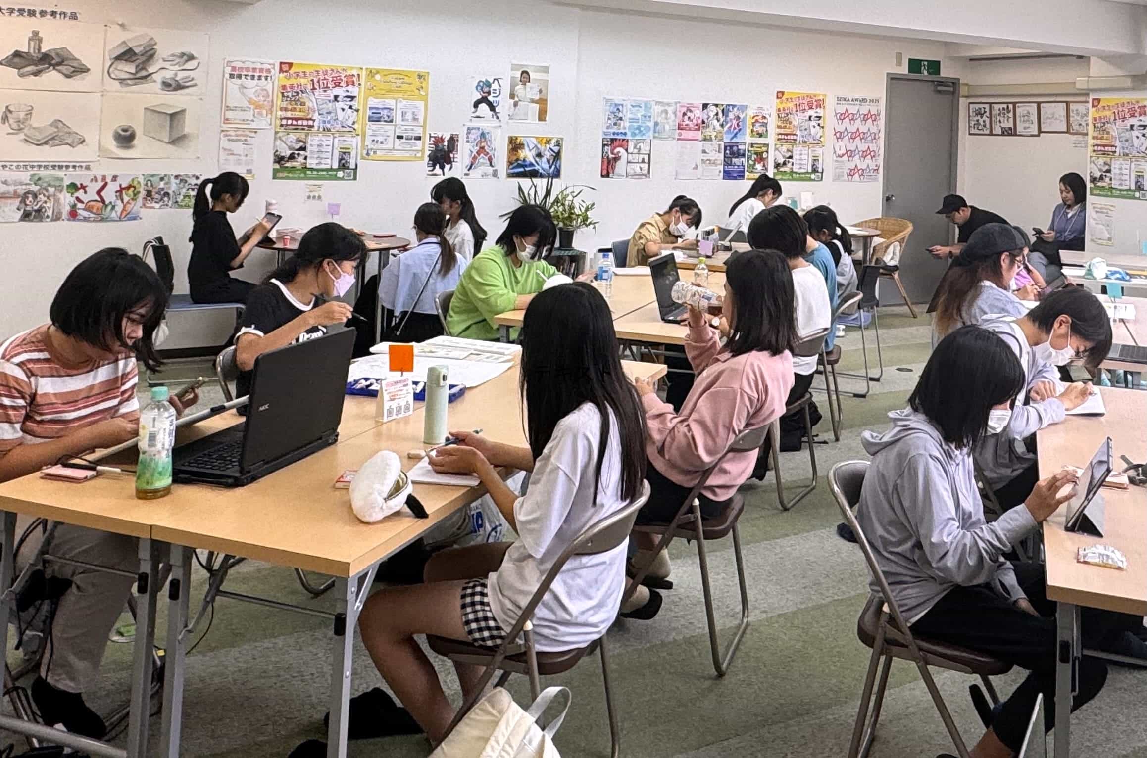 作品が並ぶ教室で、それぞれの制作に向かう受講生