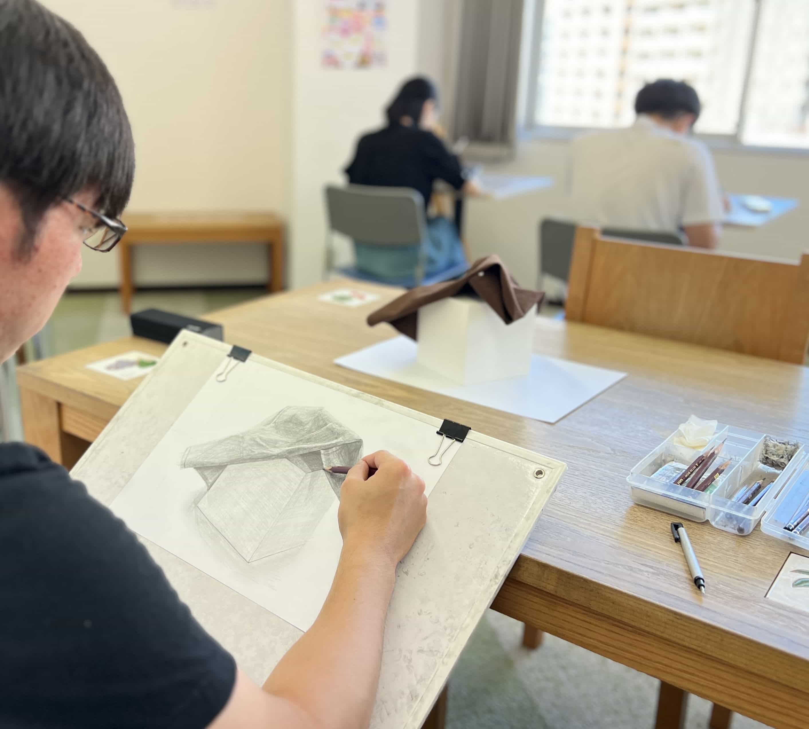 建物と街並みを鉛筆で描いたデッサン作品