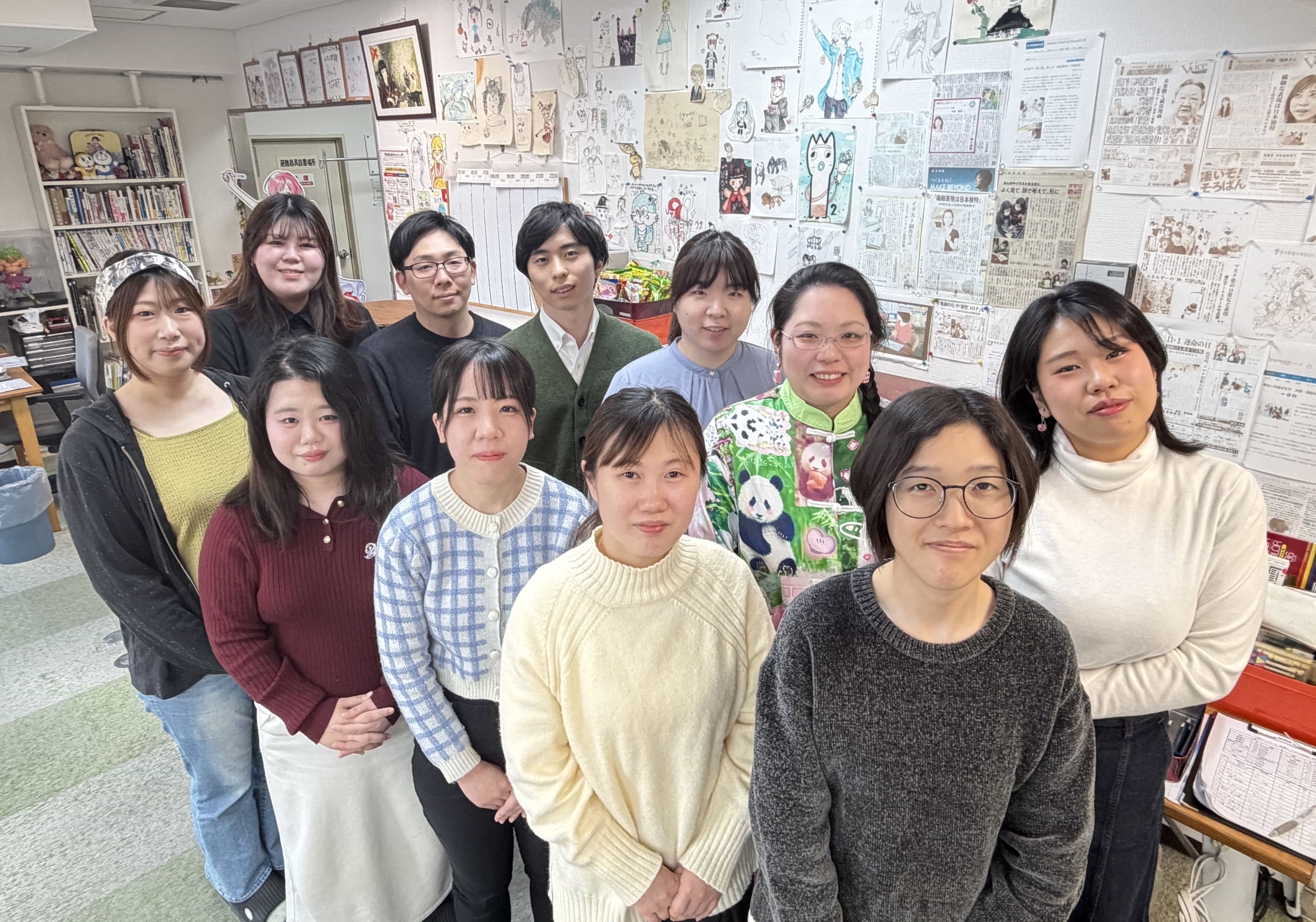 作品に囲まれた教室に集まる堀江アートスクールの講師陣